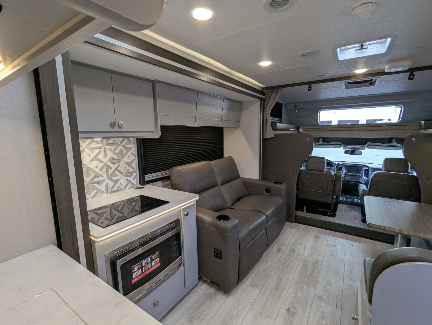 2026 Coachmen Entourage 330DS - Image 39