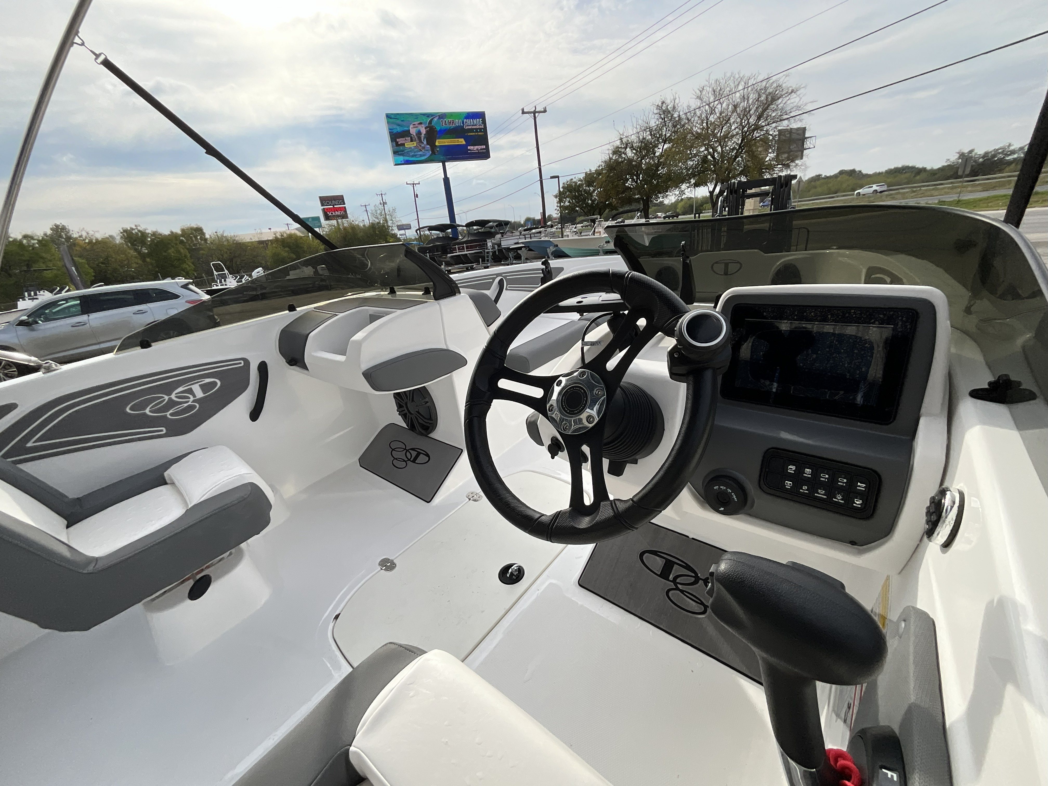 2024 TRACKER T21 - Image 11