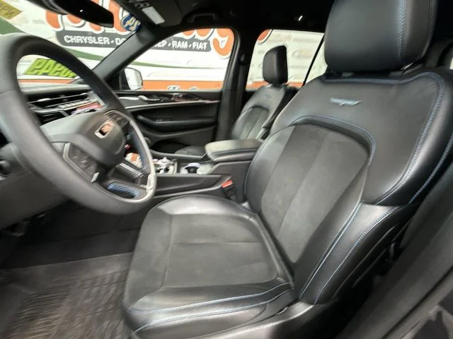 2024 Jeep Grand-Cherokee-L Laredo Altitude 4x4 - Image 11