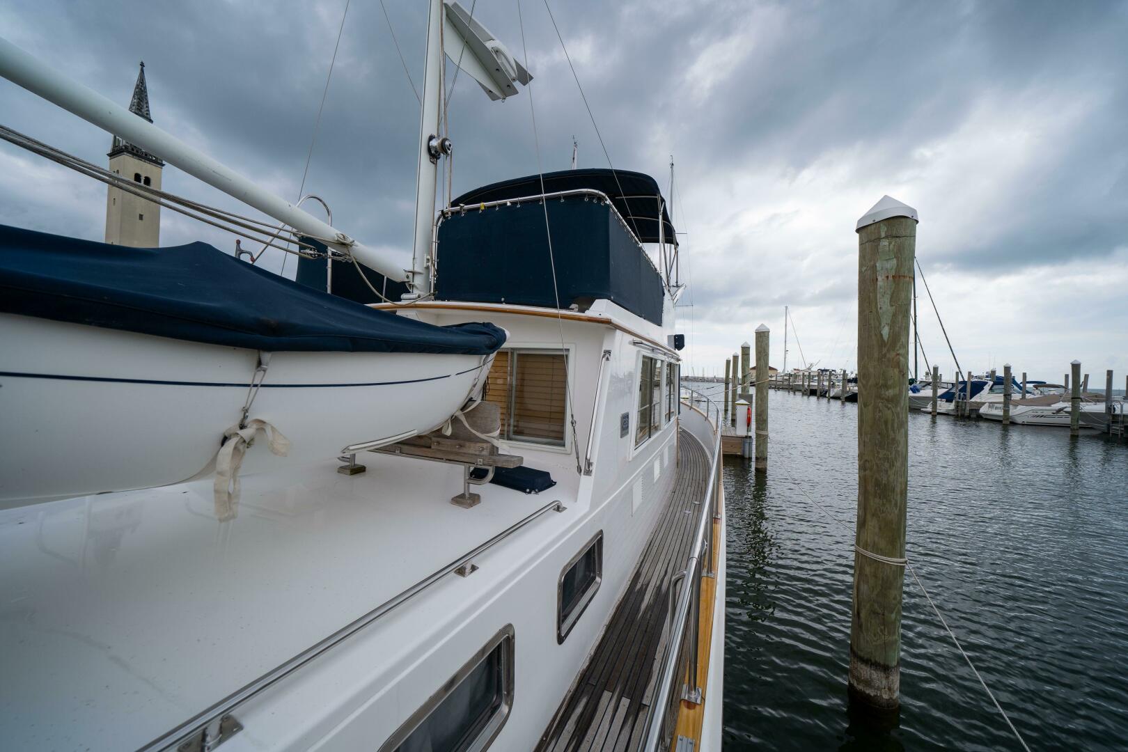 2001 Grand Banks 42 Classic - Image 11