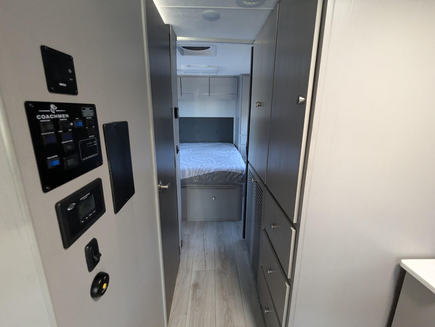 2026 Coachmen Entourage 320LV - Image 18