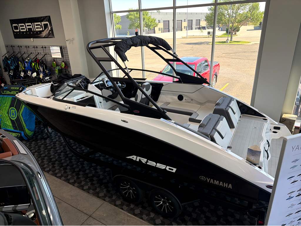 2026 Yamaha Boats AR250 - Image 1
