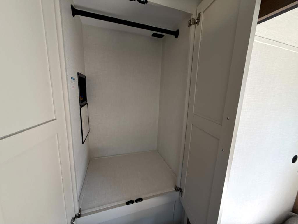2027 VENTURE RV SPORTTREK 323VRK - Image 24