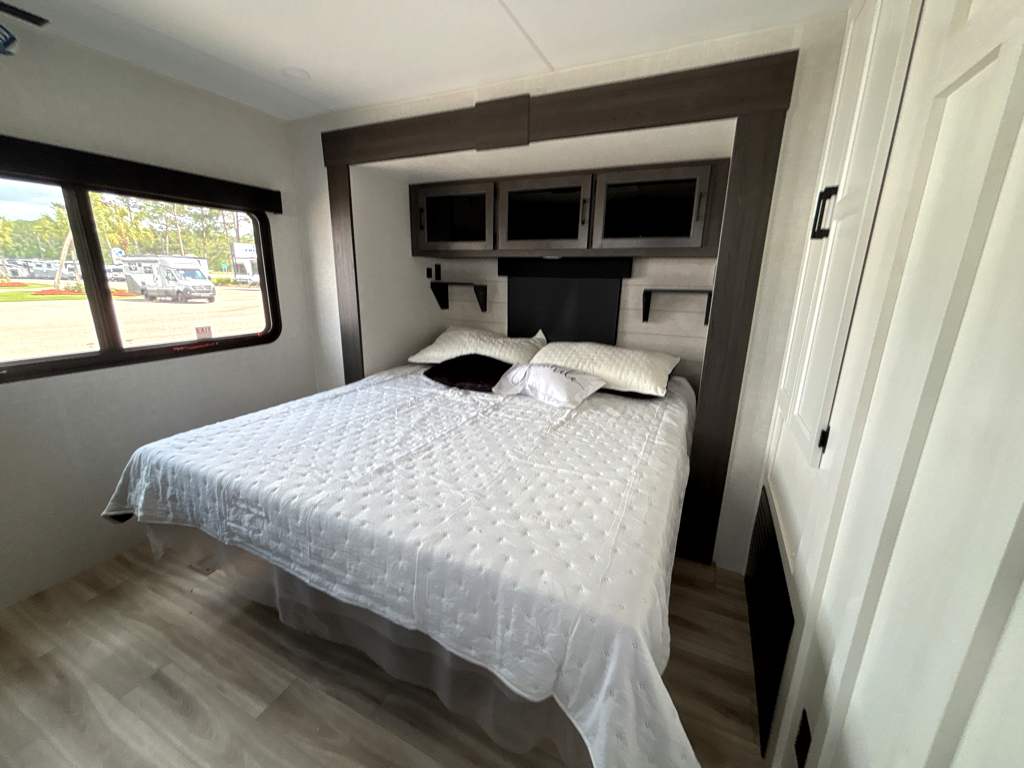 2026 VENTURE RV SPORTTREK 333VFK - Image 25