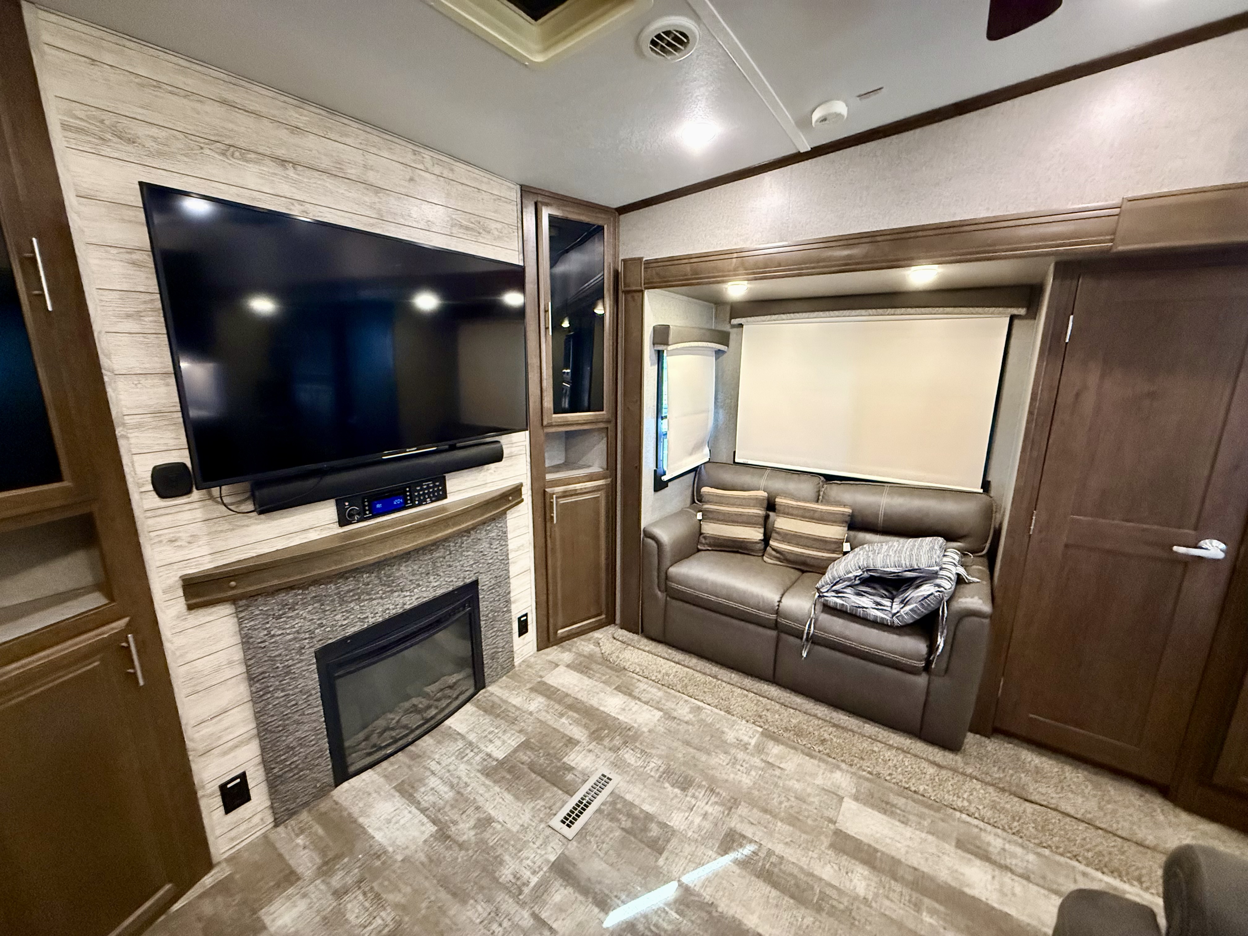 2019 Forest River Rockwood Signature Ultra Lite 8298WS - Image 8