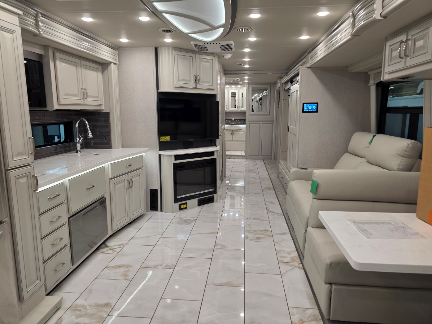 2026 Fleetwood Discovery 38N - Image 26
