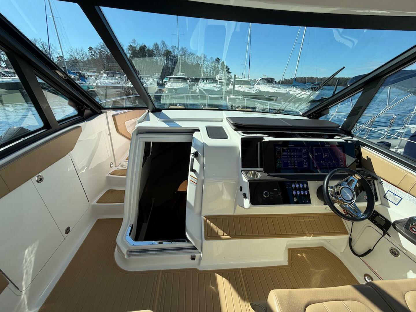 2023 Sea Ray 320 Outboard - Image 23