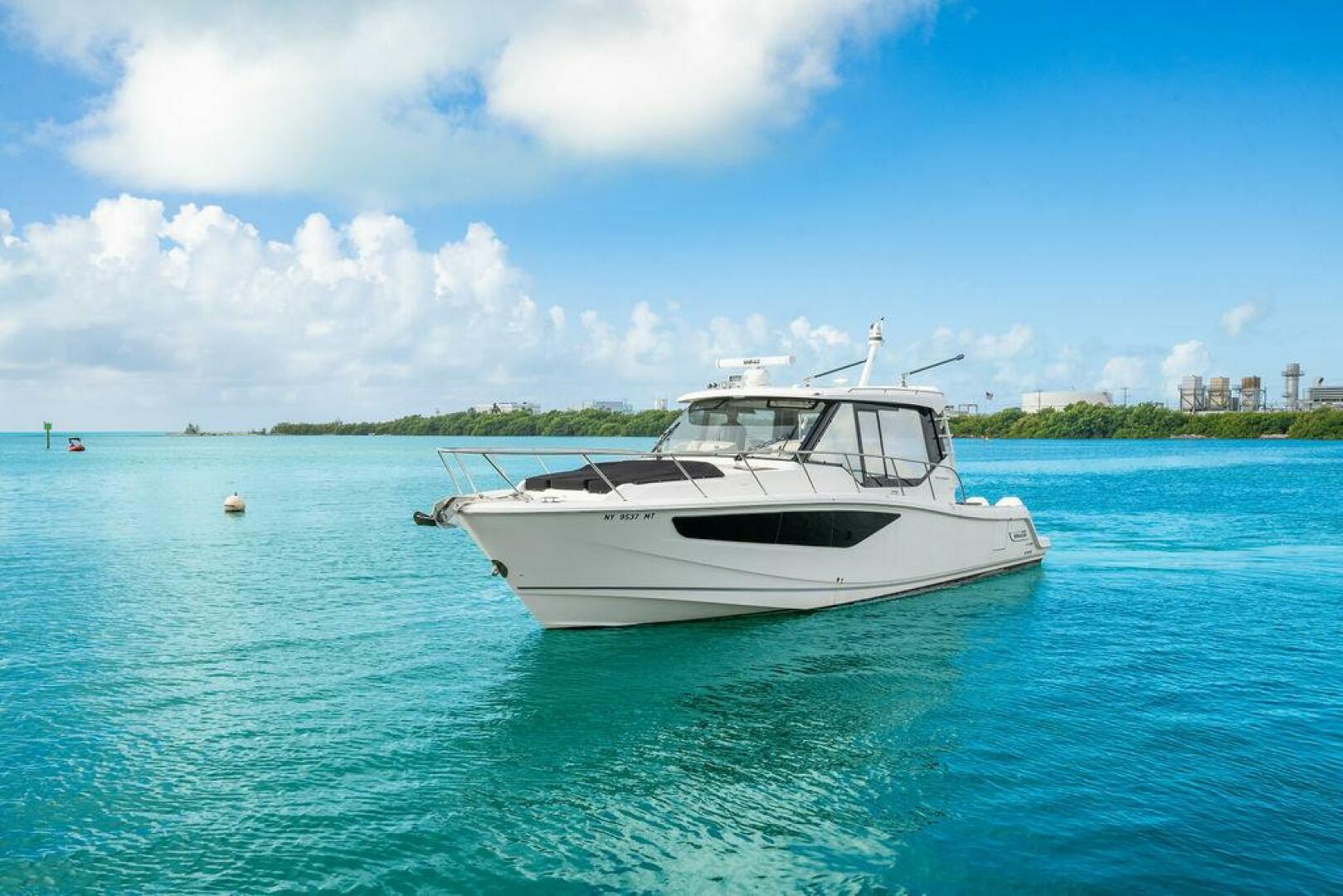 2023 Boston Whaler 405 Conquest - Image 7