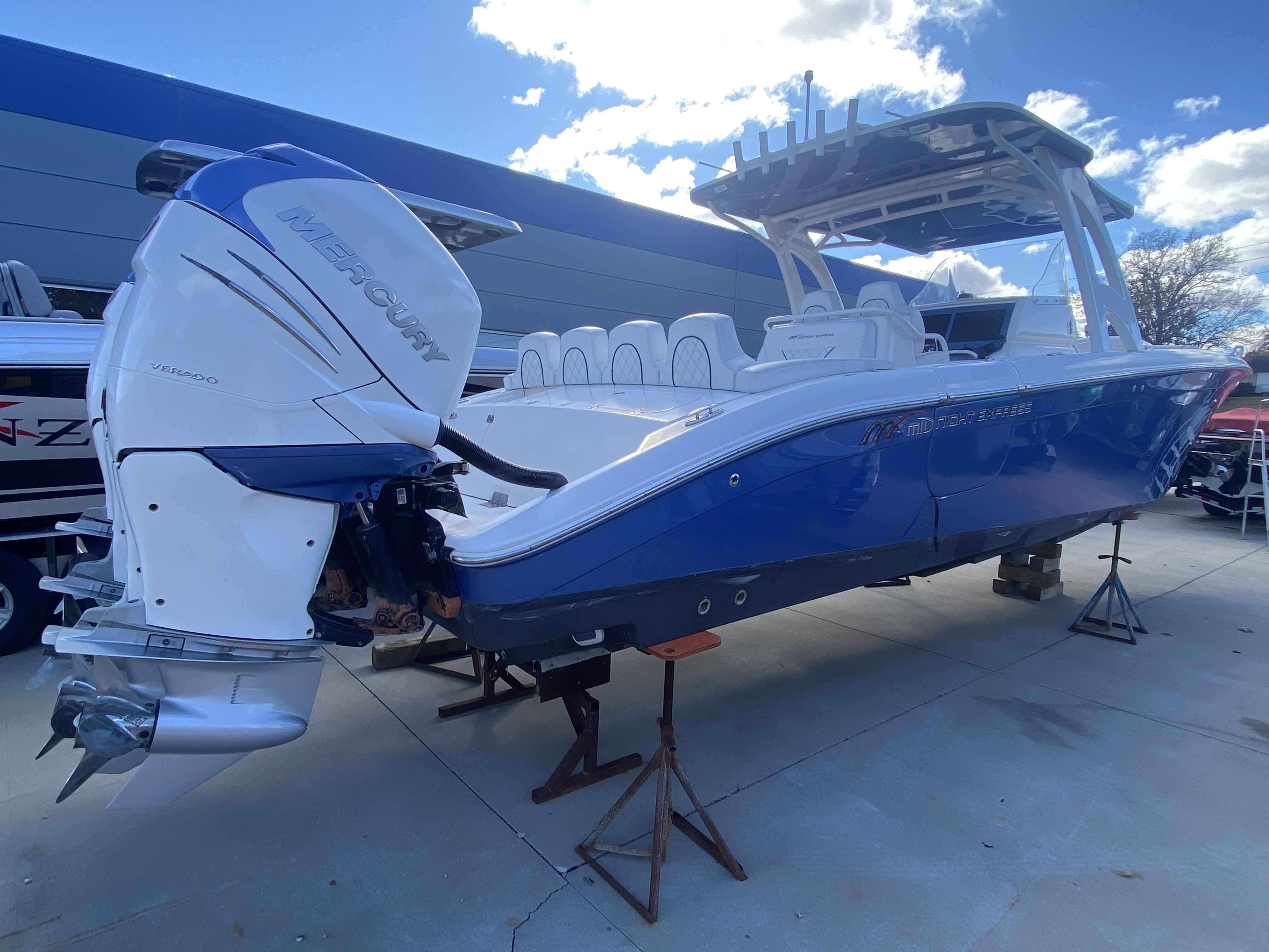 2017 Midnight Express 39 Cuddy  - Image 7