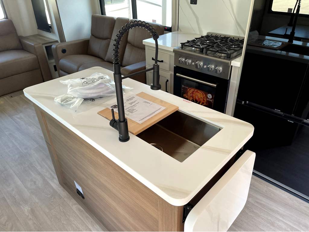 2027 VENTURE RV SPORTTREK 353VIK - Image 12