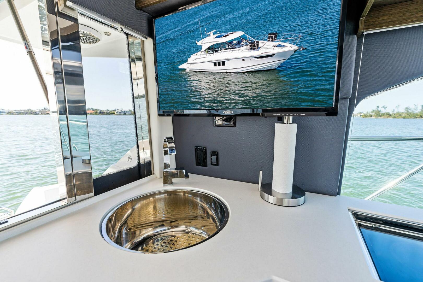 2019 Cruisers Yachts 45 Cantius - Image 34