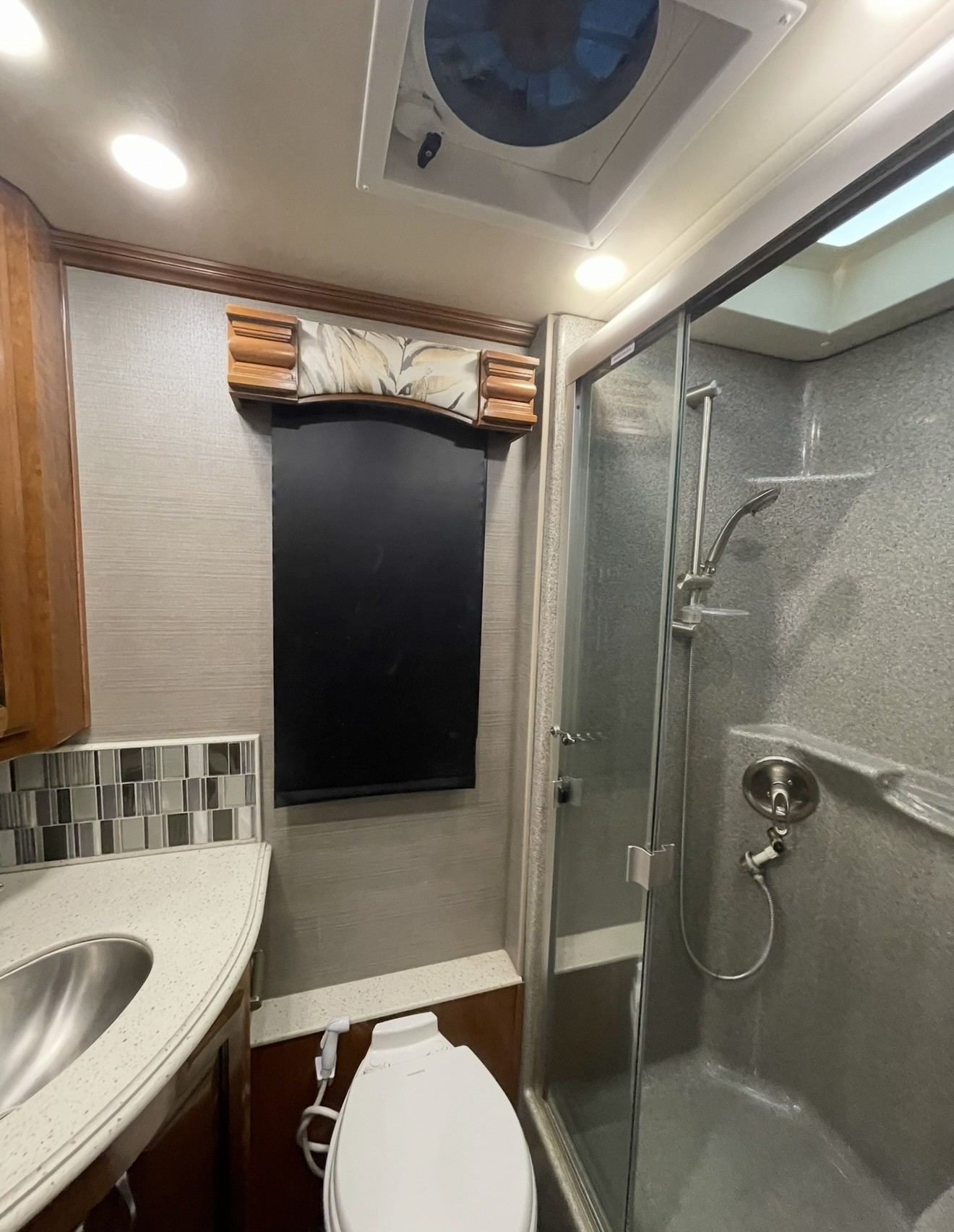 2018 Fleetwood DISCOVERY 38N - Image 23