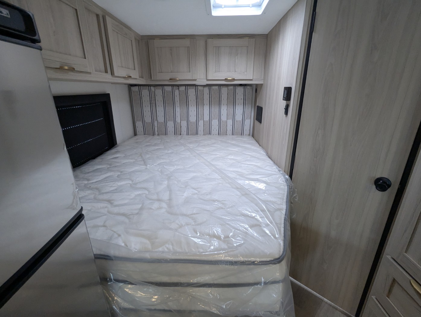 2026 Coachmen Cross Trail 23XG 4X4 - Image 27