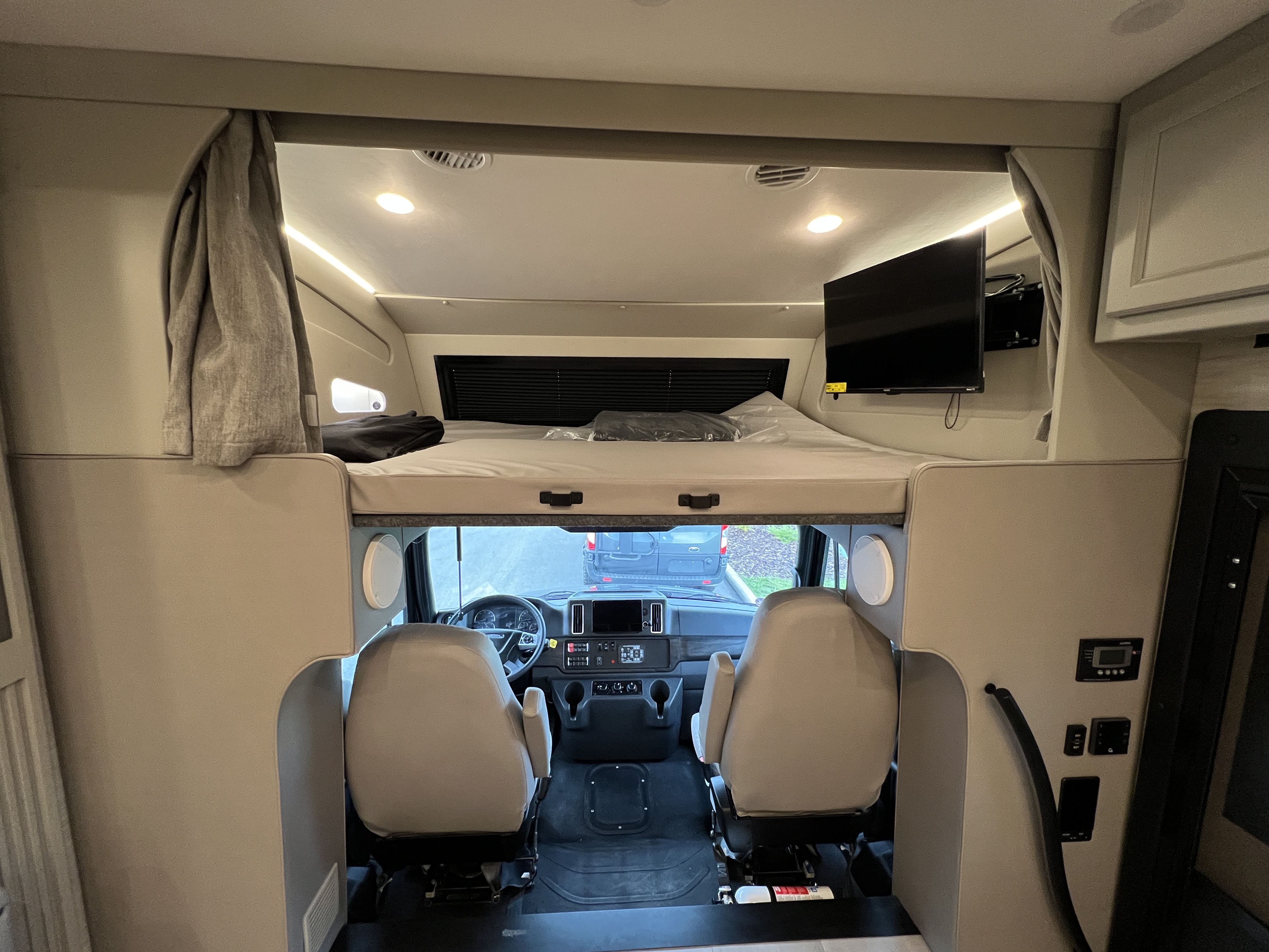 2027 Tiffin Allegro Bay 38 AB - Image 12