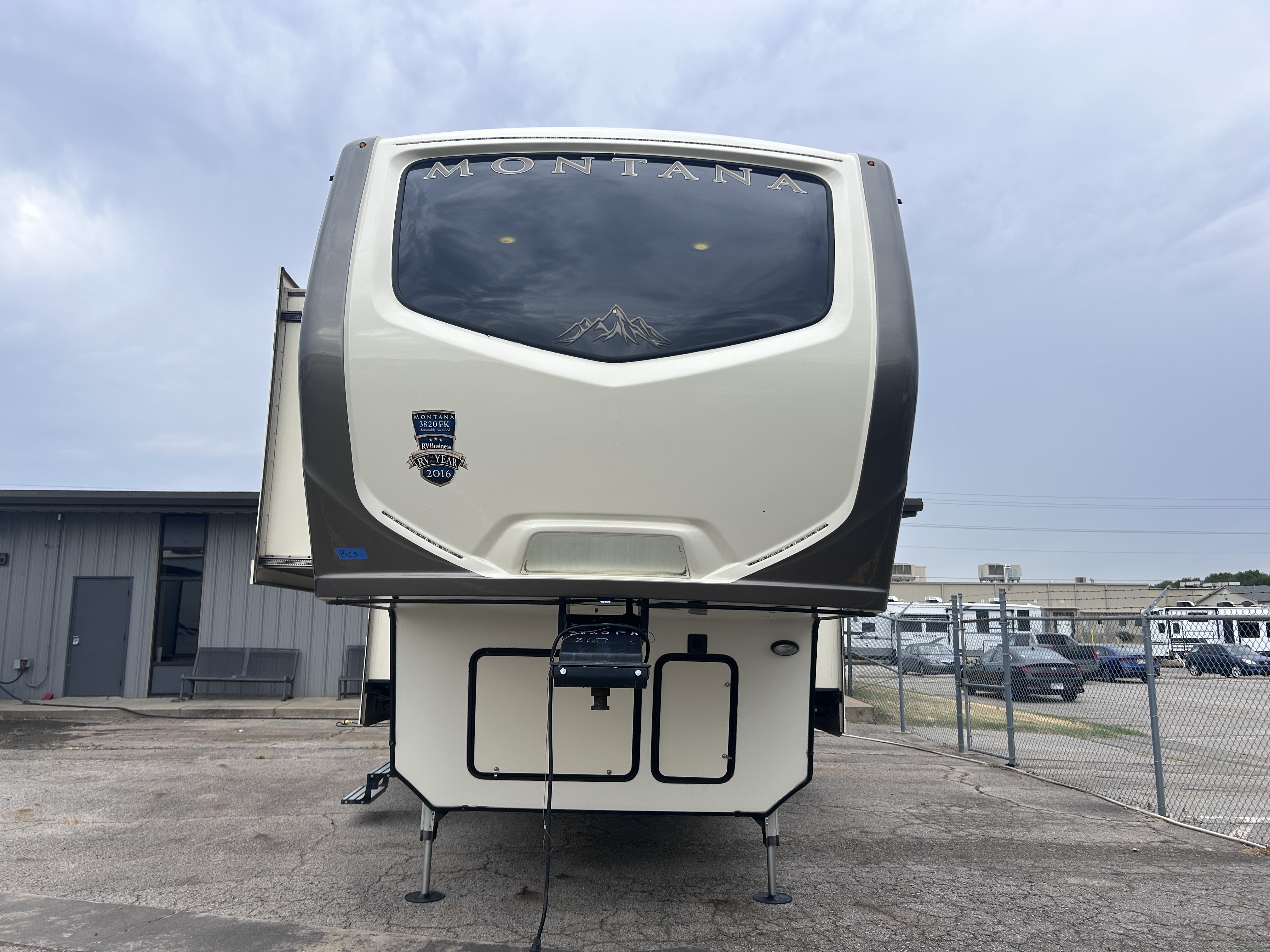 2017 Keystone Montana 3820FK - Image 3