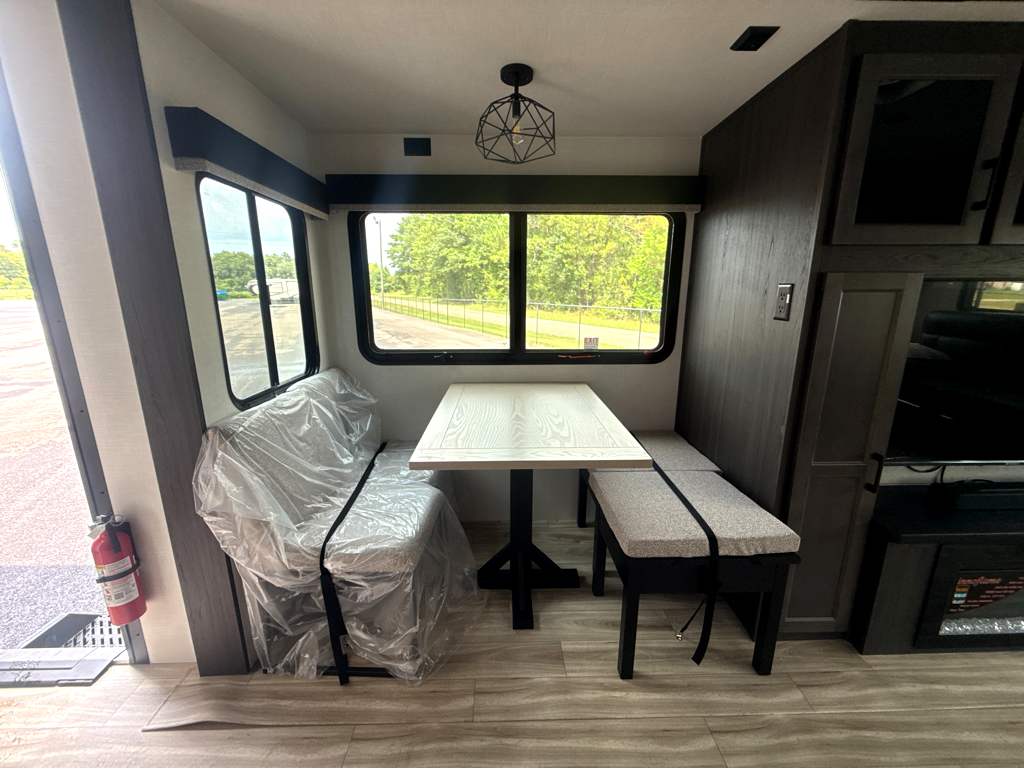 2027 VENTURE RV SPORTTREK 353VIK - Image 11
