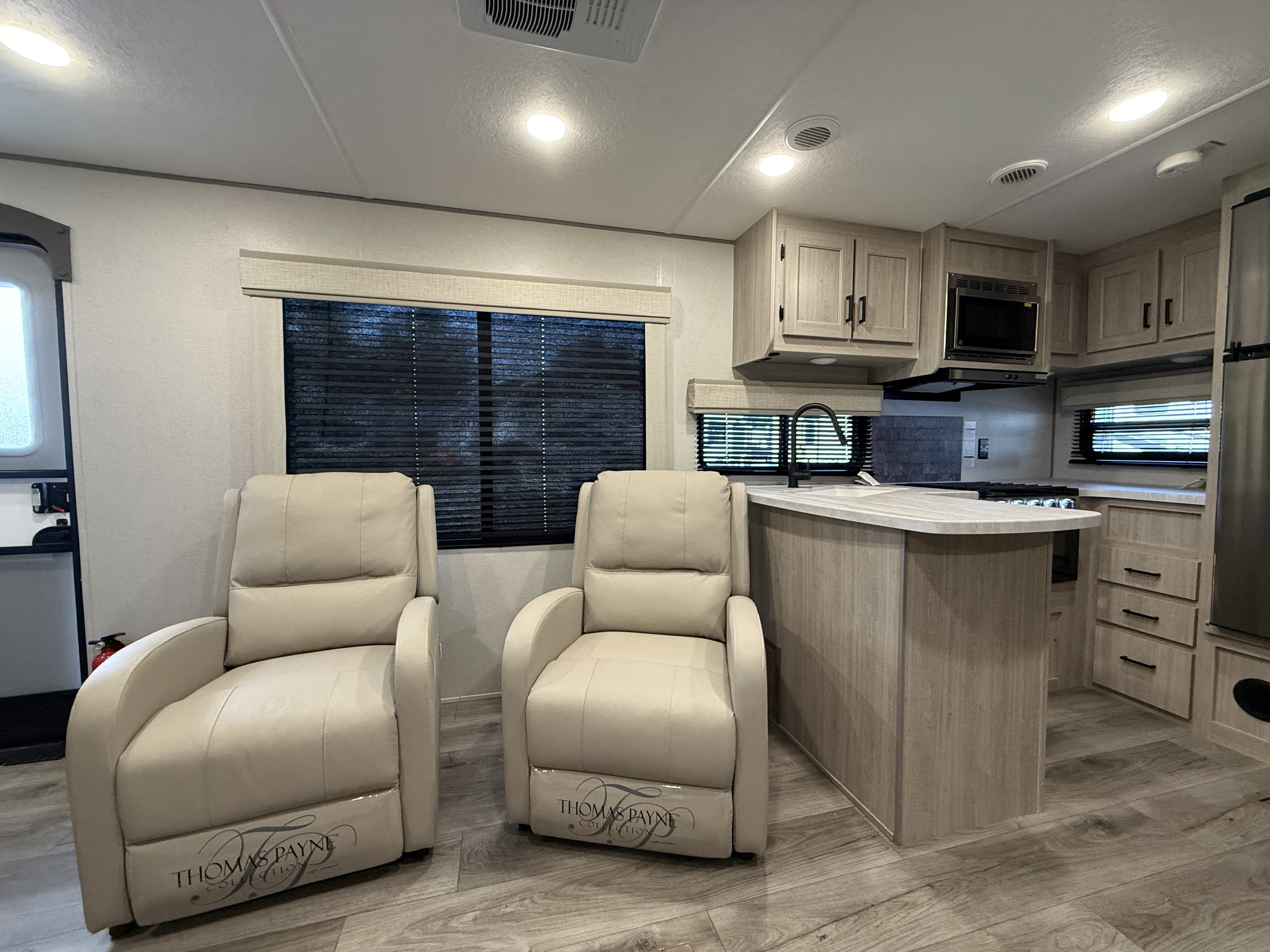 2024 Coachmen Catalina Legacy Edition 303RKDS - Image 11