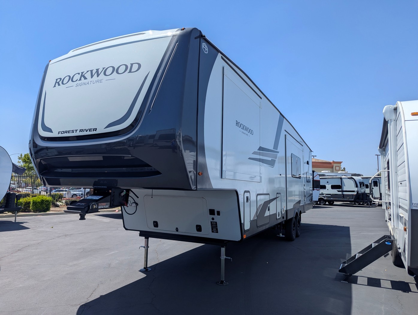 2026 Forest River Rockwood Signature 404SRK - Image 3