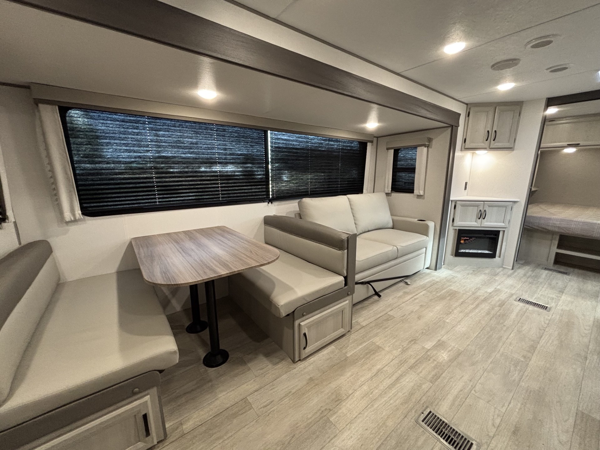 2027 Coachmen Catalina Legacy Edition 243RBS - Image 14
