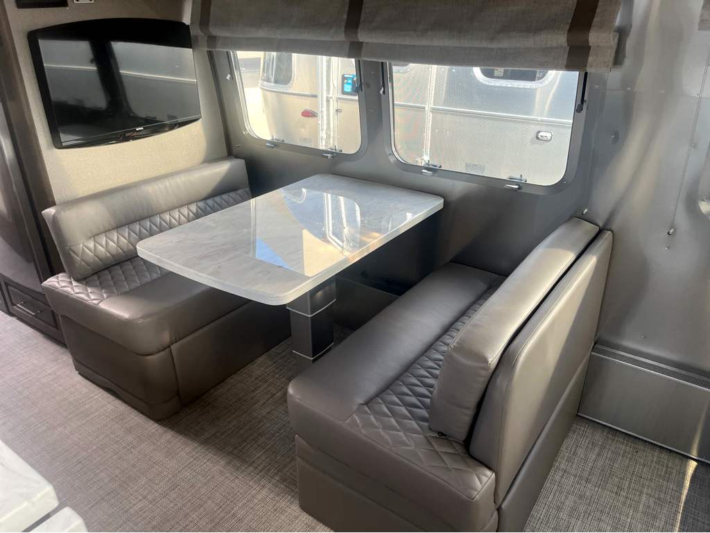 2026 AIRSTREAM CLASSIC 30RBT - Image 6