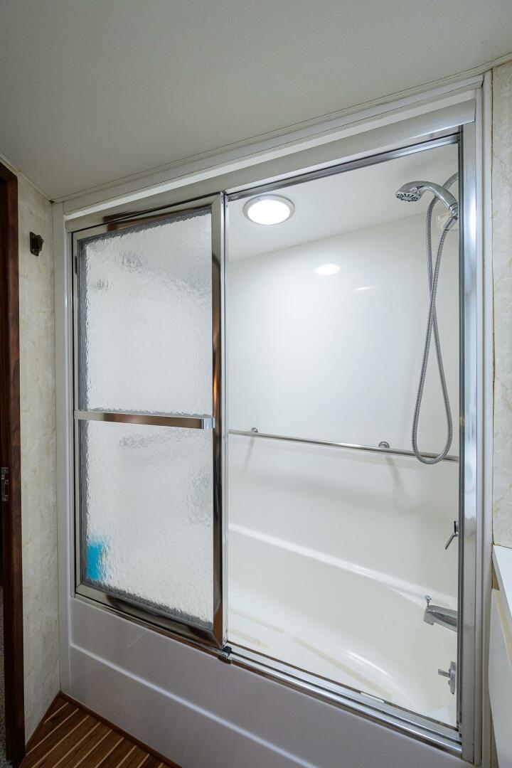 2003 Jupiter 31 Cuddy - Image 92