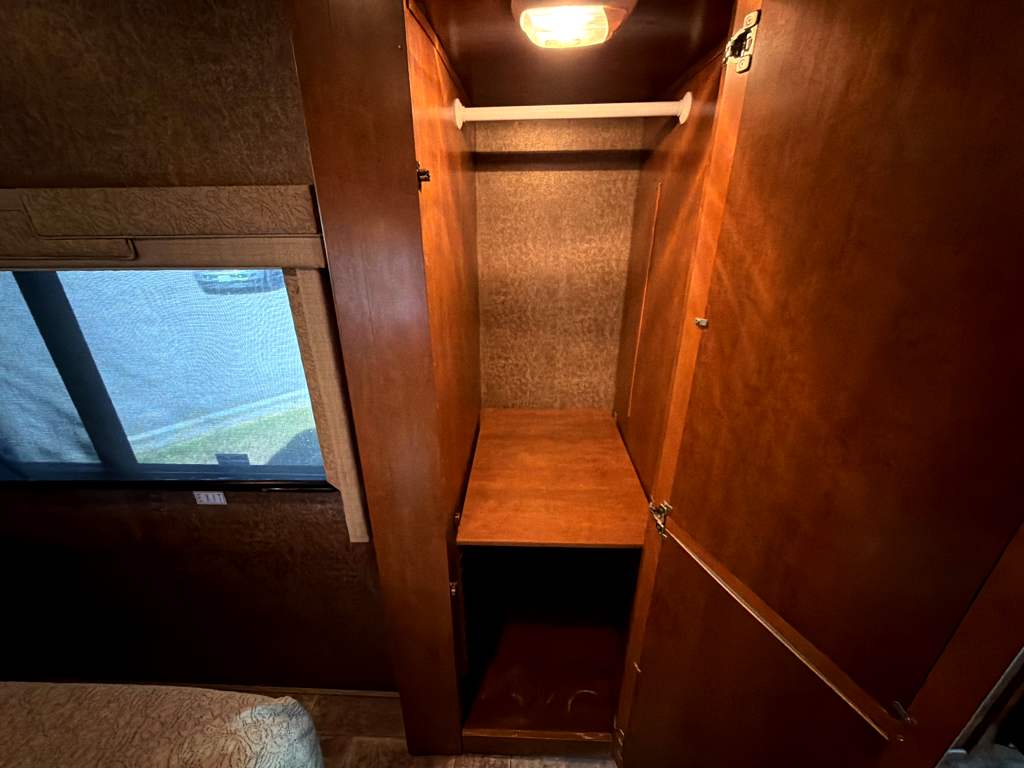 2014 THOR MOTOR COACH PALAZZO 33.2 - Image 18