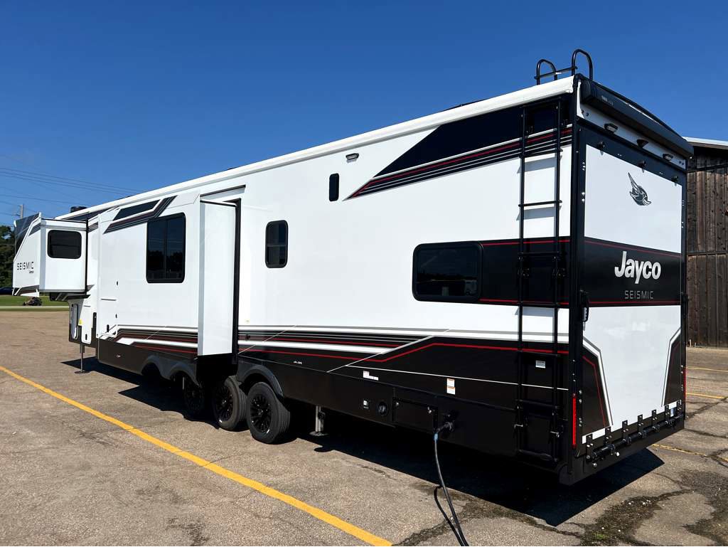 2026 JAYCO SEISMIC 395 - Image 3