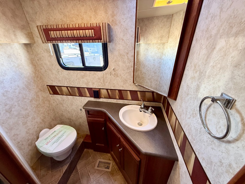 2011 Winnebago Vista 35F - Image 20