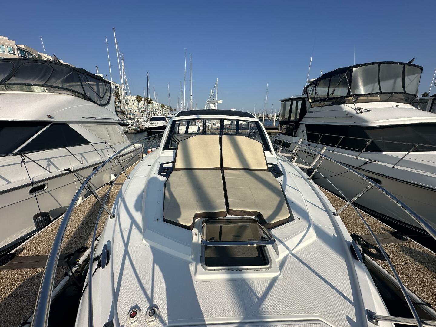 2017 Cruisers Yachts 390 Express Coupe - Image 8