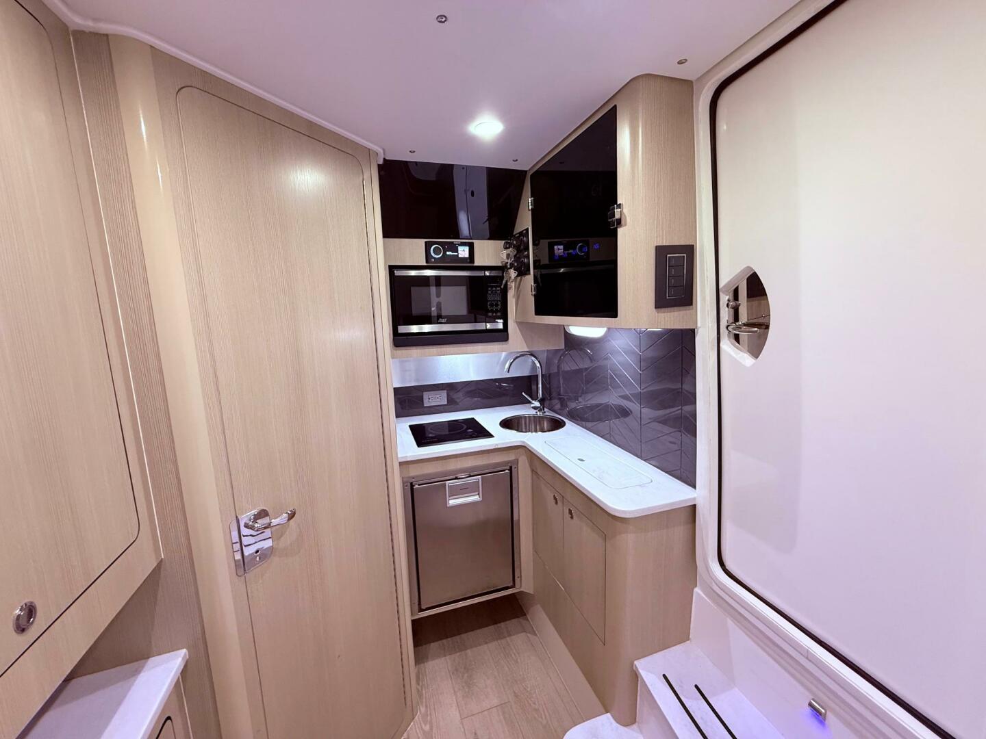 2006 Carver 43 Motor Yacht - Image 47