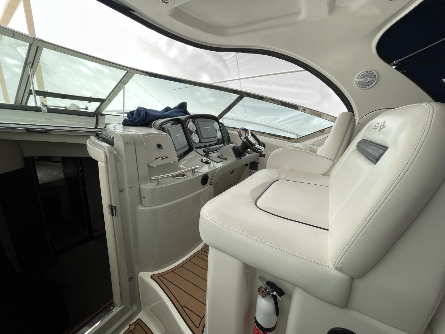 2010 Sea Ray 390 Sundancer - Image 7