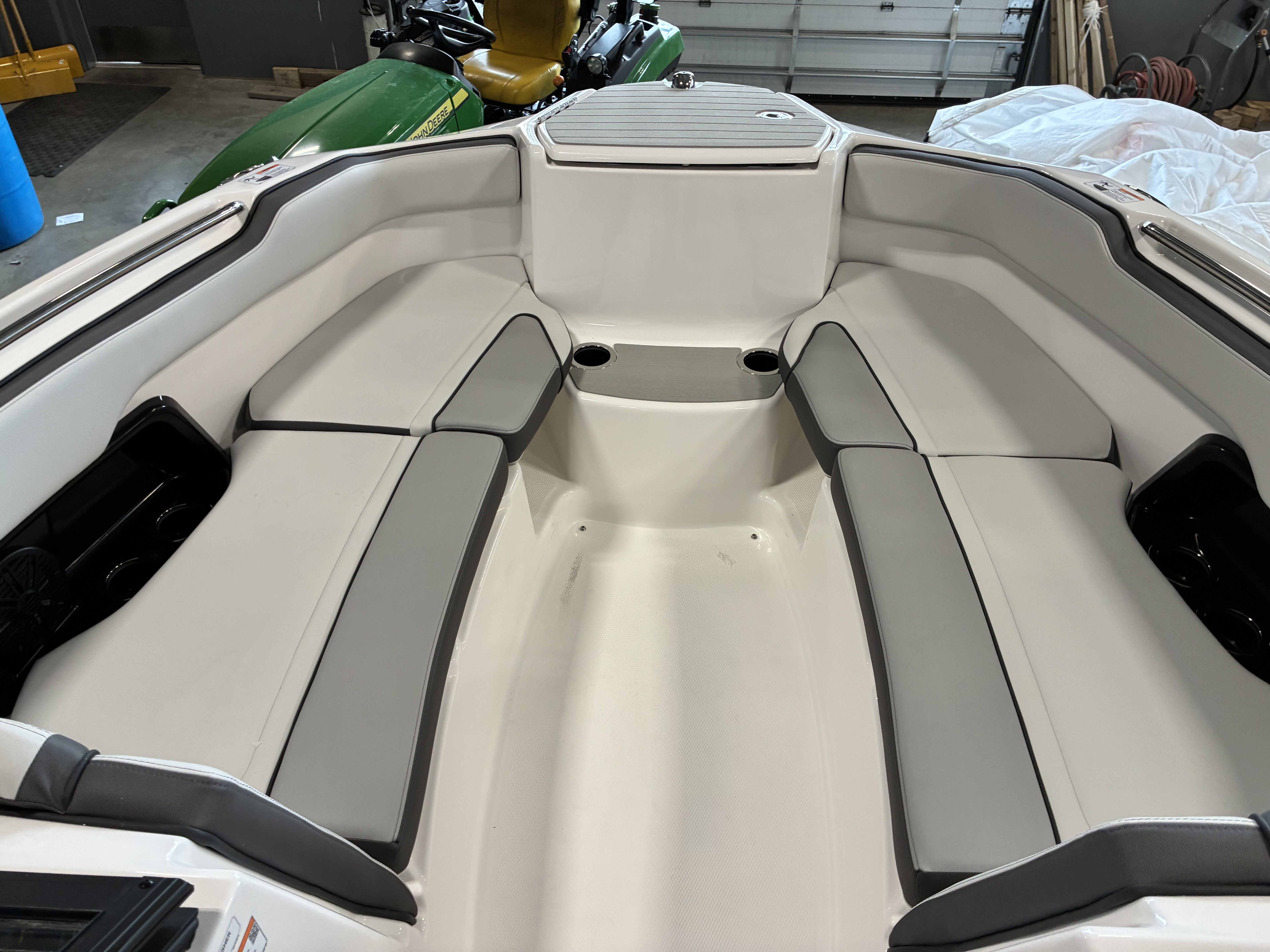 2026 Yamaha Boats AR250 - Image 10