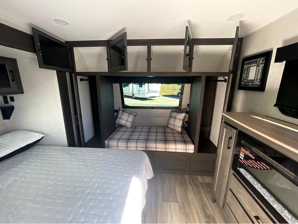 2026 VENTURE RV SPORTTREK 302VRD - Image 15