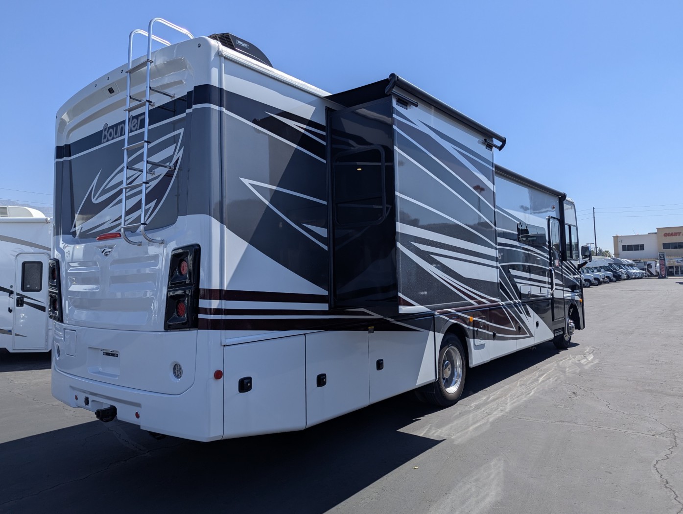 2026 Fleetwood Bounder 35K - Image 5