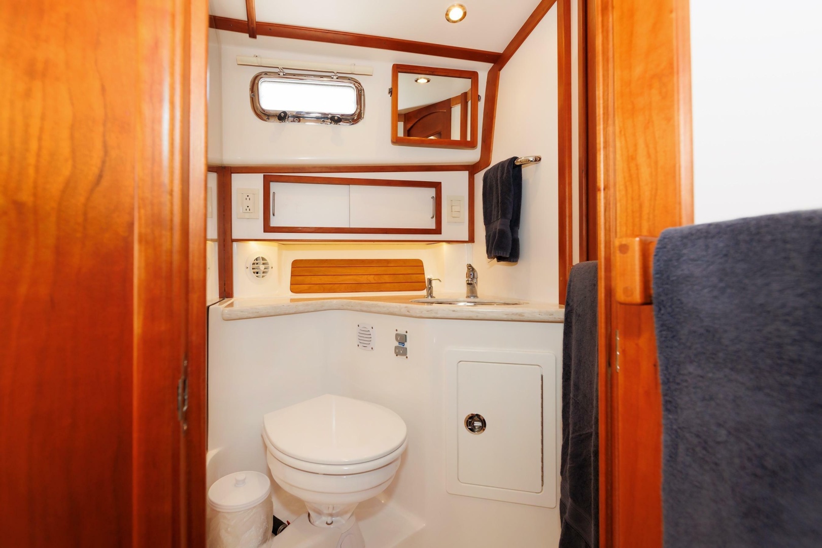 2016 Sabre 42 Fly Bridge Sedan - Image 21