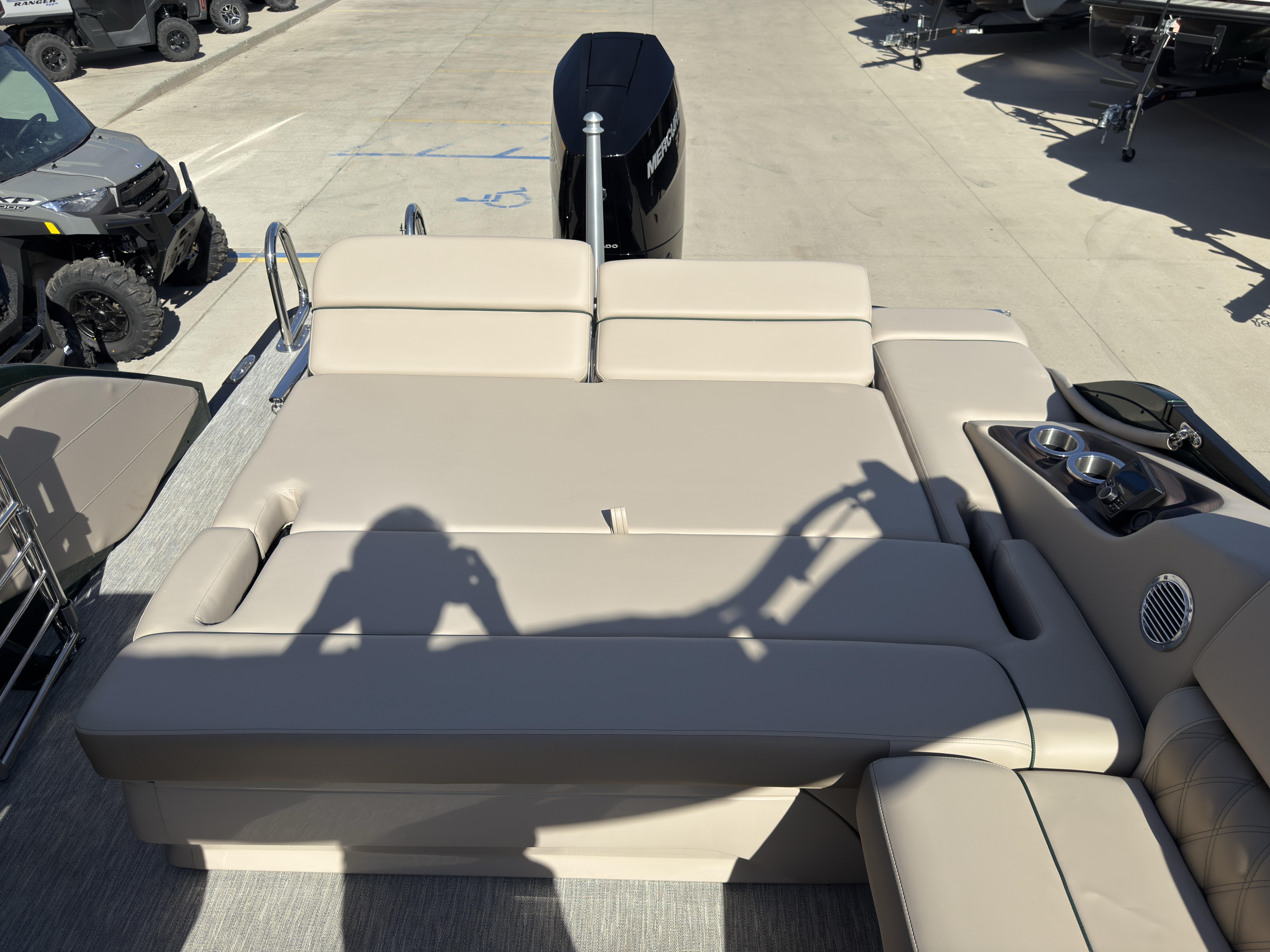 2026 Bennington 25QXSBA 425HP V10 Tritoon Pontoon - Image 40