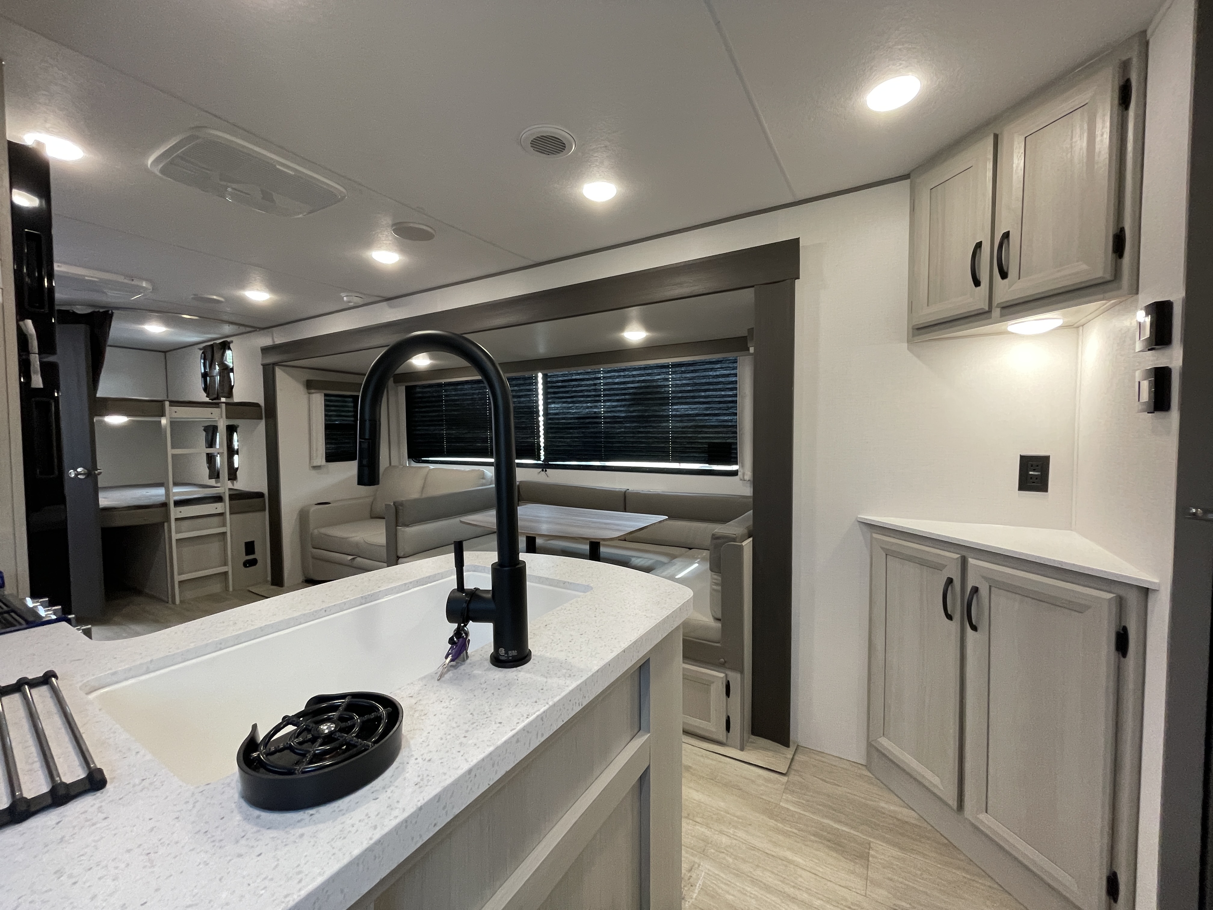 2027 Coachmen Catalina Legacy Edition 273DBHCK - Image 12