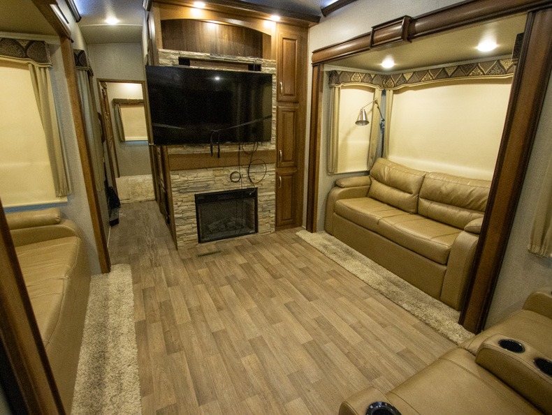 2018 Keystone Montana 3820FK - Image 5