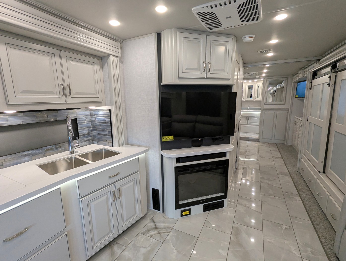 2026 Fleetwood Discovery 38N - Image 18