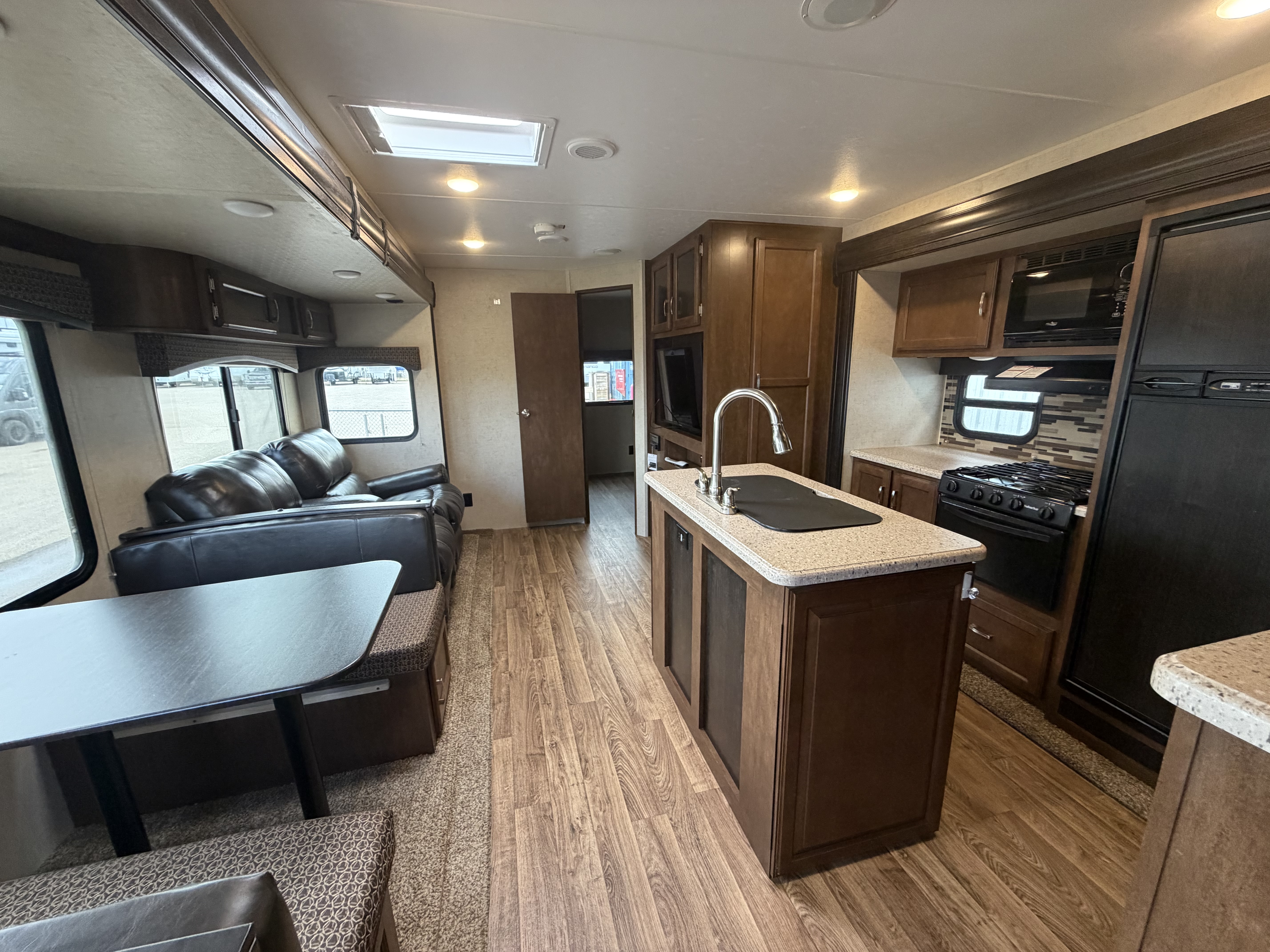 2018 VENTURE RV SPORT TREK 327 VIK - Image 3