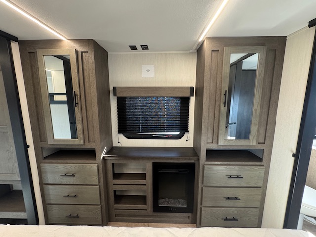 2026 CHEROKEE ARCTIC WOLF 3950 SUITE - Image 33