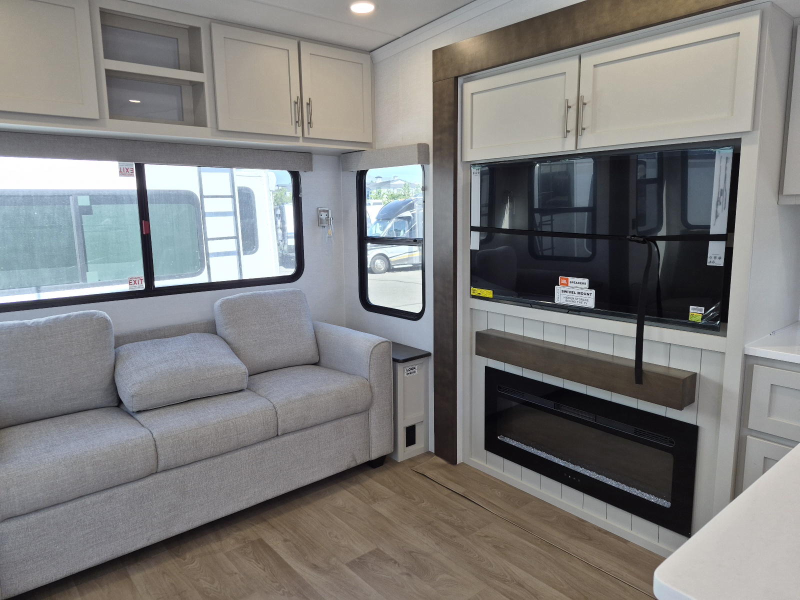 2027 Alliance RV Avenue 32RLS - Image 7