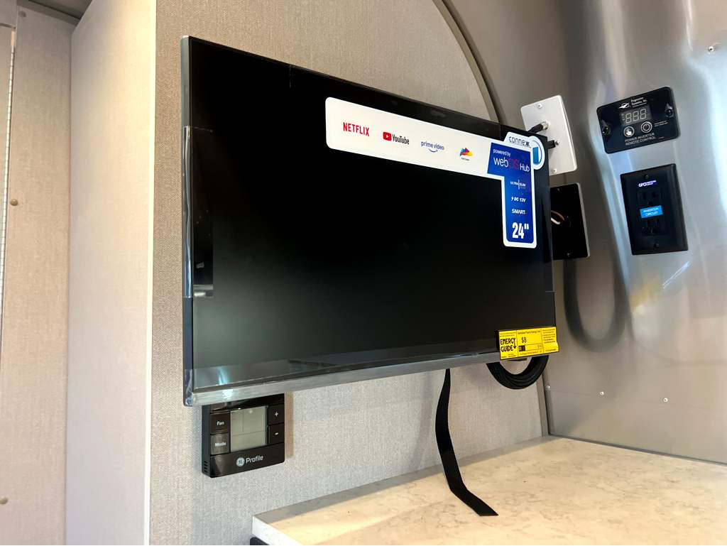 2027 AIRSTREAM CARAVEL 22FB - Image 11