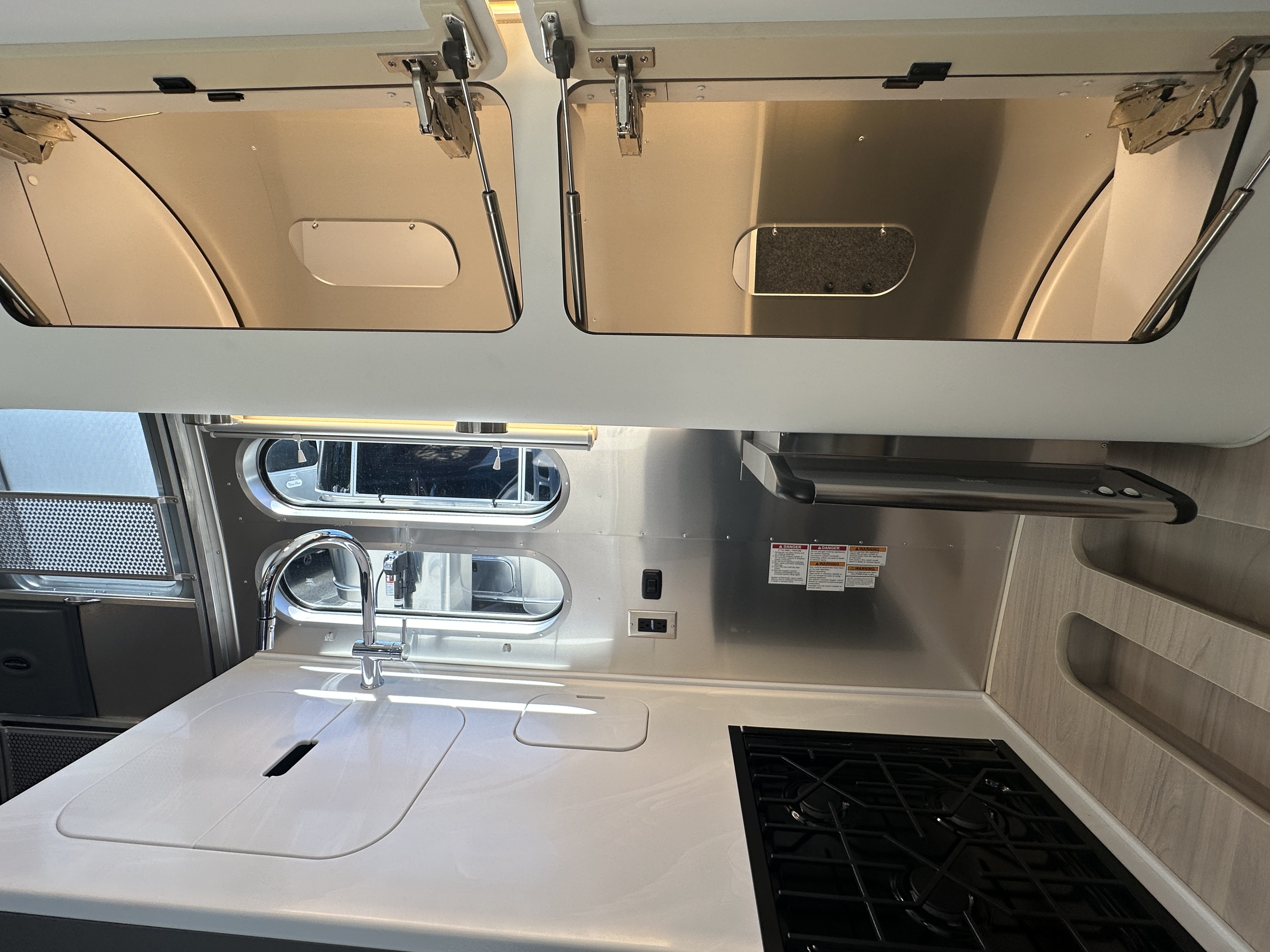 2026 Airstream Globetrotter 30RB - Image 12