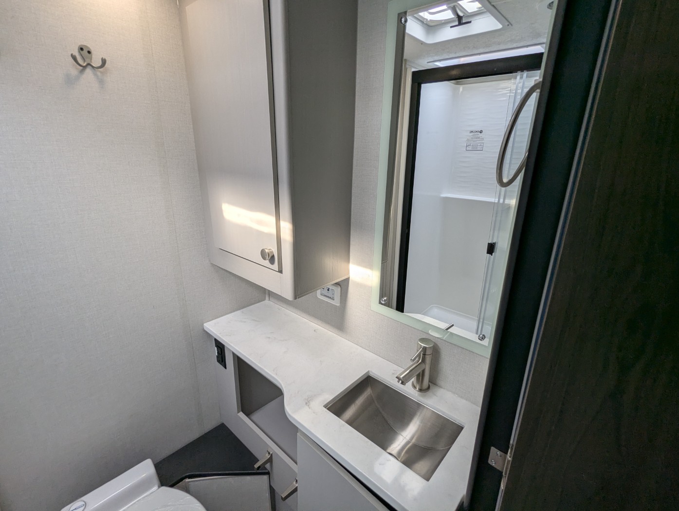 2026 Coachmen Entourage 320LV - Image 22