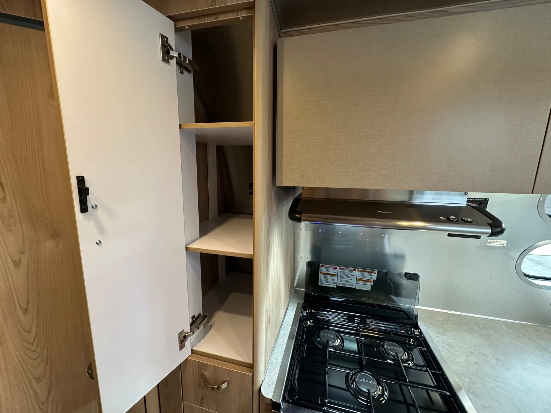 2027 Airstream Flying Cloud 30FB Bunk - Image 25