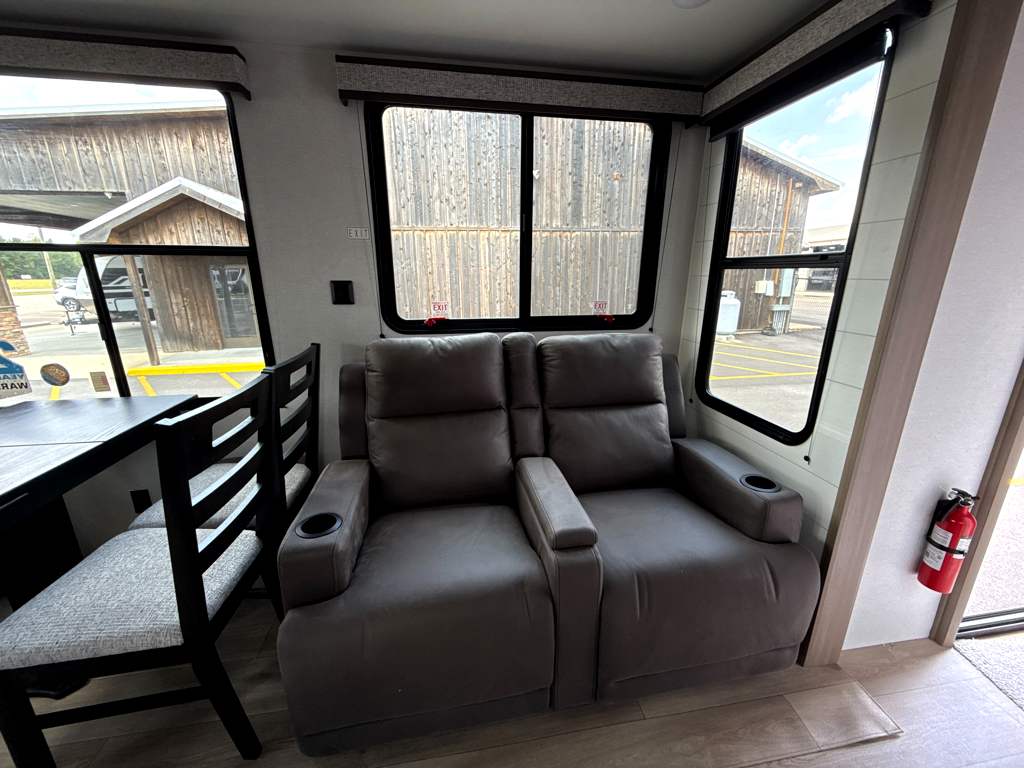 2027 JAYCO JAY FLIGHT BUNGALOW 404LOFT - Image 10