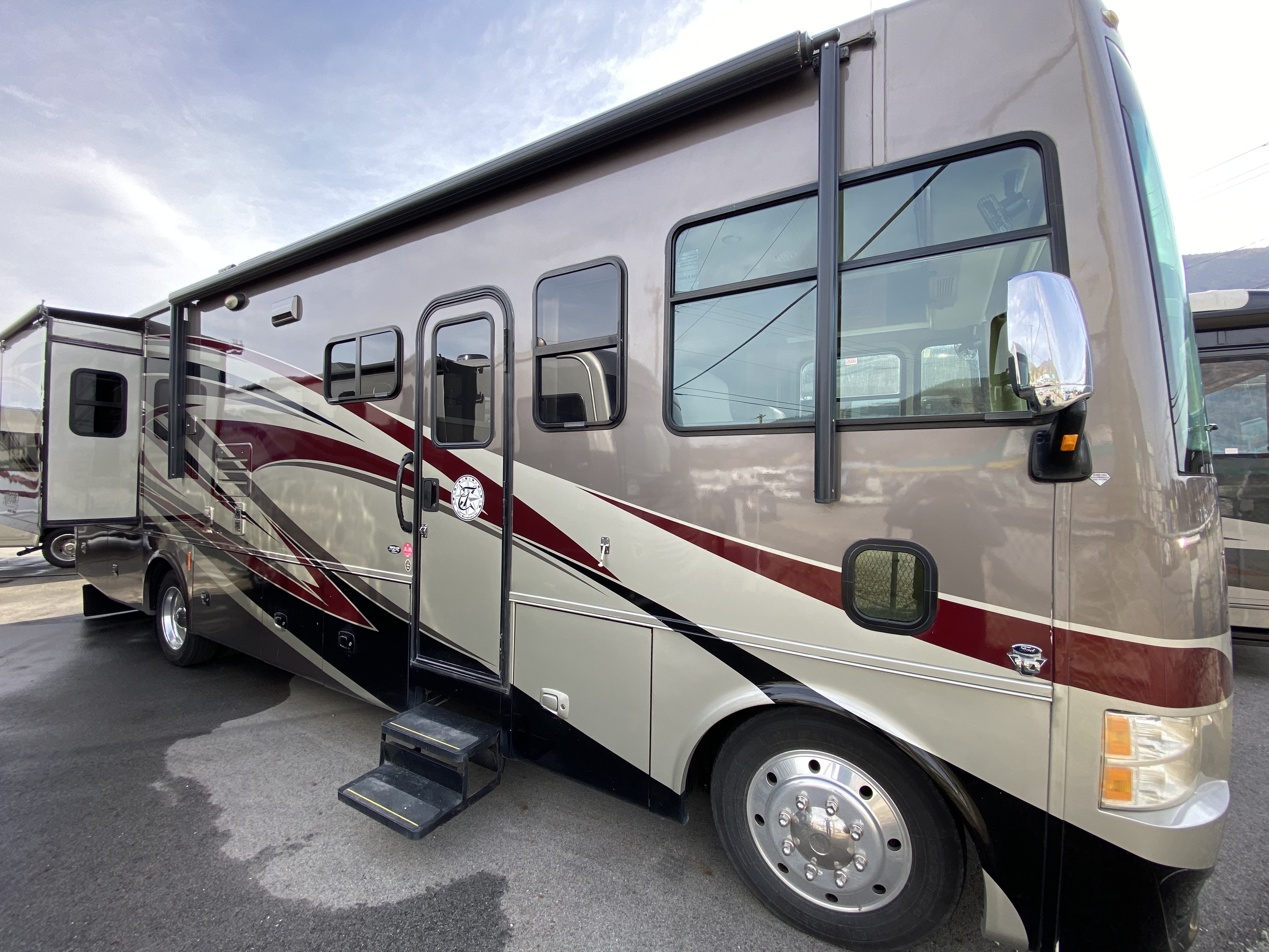2014 Tiffin Allegro 32 CA - Image 1