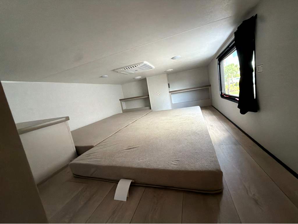 2027 JAYCO JAY FLIGHT BUNGALOW 404LOFT - Image 28