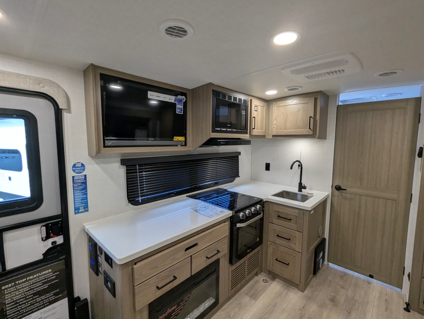 2027 Forest River Rockwood Mini Lite 2213S - Image 12